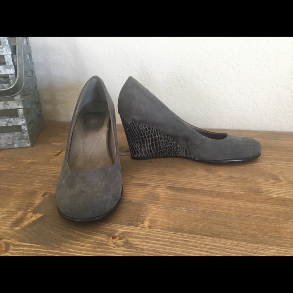 Aerosoles Heelrest - grey wedge heels - size 7.5
